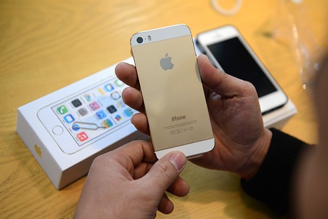 iPhone 5S chính hãng hiện có giá khoảng 15,5 triệu đồng cho bản 16GB.