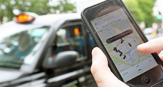 Rất nhiều người sử dụng đánh giá cao sự tiện lợi của các ứng dụng bắt taxi hiện đại như Uber, Grab Taxi. Ảnh: Internet.