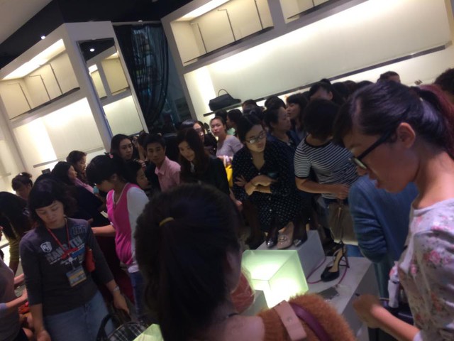 Người dân chen chúc nhau mua đồ tại một cửa hàng thời trang (ảnh: Teddy Nguyễn)