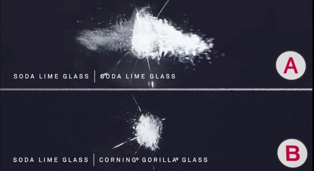 Ảnh so sánh cú va chạm của  viên đạn với kính thông thường và kính cường lực Gorilla Glass.