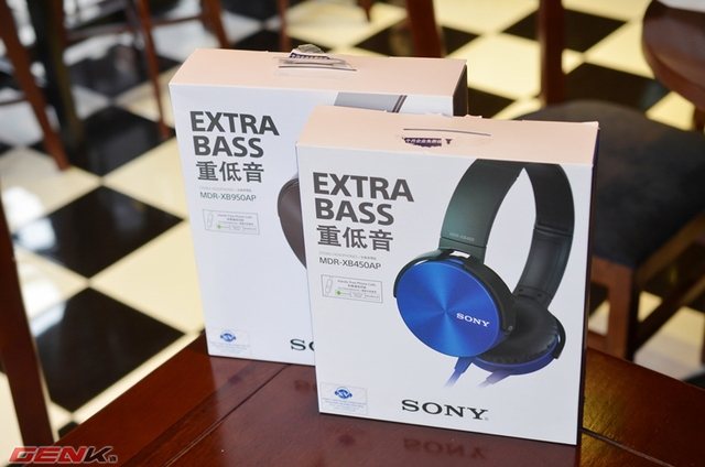 Dòng chữ lớn Extra bass nhấn mạnh rằng dòng XB này sẽ có dải âm trầm (bass) cực kì mạnh mẽ.