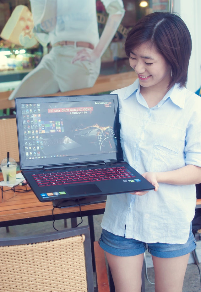Y50 thực sự là một laptop có thiết kế đẹp
