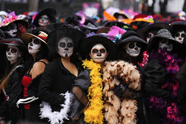 509 cô gái Mexico vẽ mặt và ăn mặc theo một nhân mang tên “Catrina” hay còn được biết đến với tên “Cái chết tao nhã”. Nhân vật này được tạo ra bởi Guadalupe Posada vào đầu những năm 90. Hành động này diễn ra trong lễ kỉ niệm “Ngày của cái chết” diễn ra hàng năm vào ngày 1-2/11 của Mexico.
