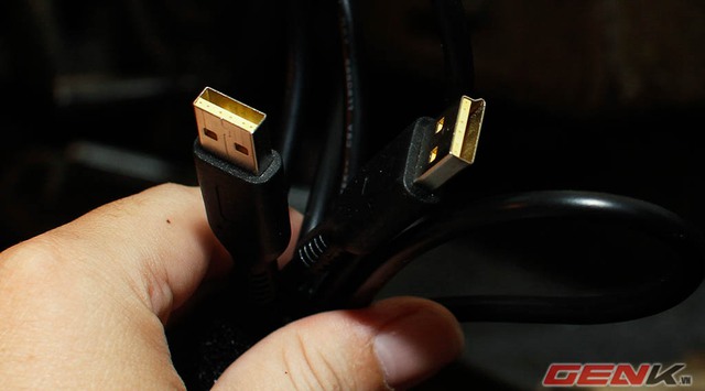 Để phân biệt với các loại cáp USB thông thường, cáp sạc này dùng màu vàng và phần nối vào máy được thiết kế nhô ra ngoài 1 chút để tránh cắm nhầm cổng.