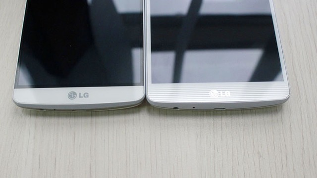 Phần hoa văn mặt trước của LG G3 Screen (phải) có thay đổi so với LG G3 (trái) với viền ngang nổi rõ hơn.
