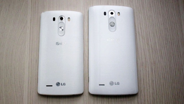 Trong khi đó, mặt lưng của LG G3 và LG G3 Screen không hề có sự khác biệt. Cả hai đều được thiết kế với mặt lưng nhựa giả kim loại và có thể tháo rời được để thay pin. 