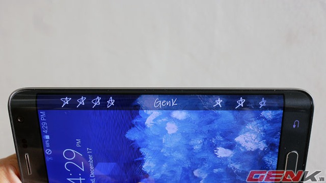 Samsung cho phép người dùng tùy biến phần hiển thị của viền cong này ở màn hình khóa nhằm thể hiện cá tính.