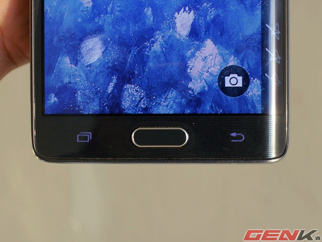 Các tiểu tiết khá giống với Galaxy Note 4 ngay cả viền sọc ngang bên dưới lớp kính màn hình.