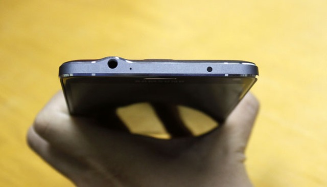 Đỉnh trên Galaxy Note 4 là cổng cắm tai nghe và microphone.
