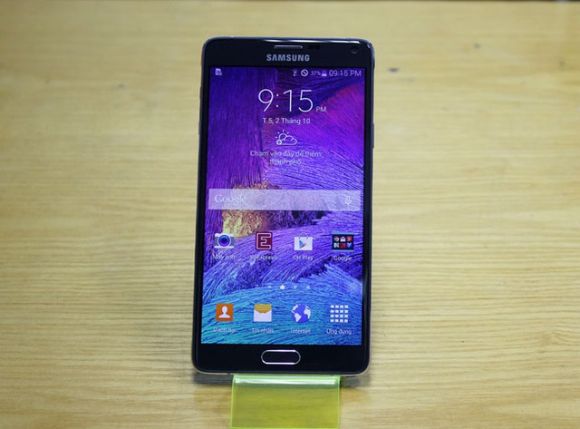 Thoạt nhìn Galaxy Note 4 trông khá giống người tiền nhiệm Galaxy Note 3 với bộ khung vuông vắn, nam tính nhưng chiếc phablet mạnh nhất hiện tại của Samsung đã được đổi mới một chút về kiểu dáng với khung viền bằng kim loại thay thế cho chất liệu nhựa giả kim trước đó. Với thay đổi này, cảm giác cầm Note 4 càng thêm chắc chắn và cứng cáp. So với Note 3, Note 4 thon gọn hơn một chút ít về bề ngang nên khi cầm smartphone này trên tay có đôi chút thoải mái hơn. Bên cạnh đó, trọng lượng vừa phải của chiếc Note 4 cũng là điểm cộng nhỏ cho thiết kế. 