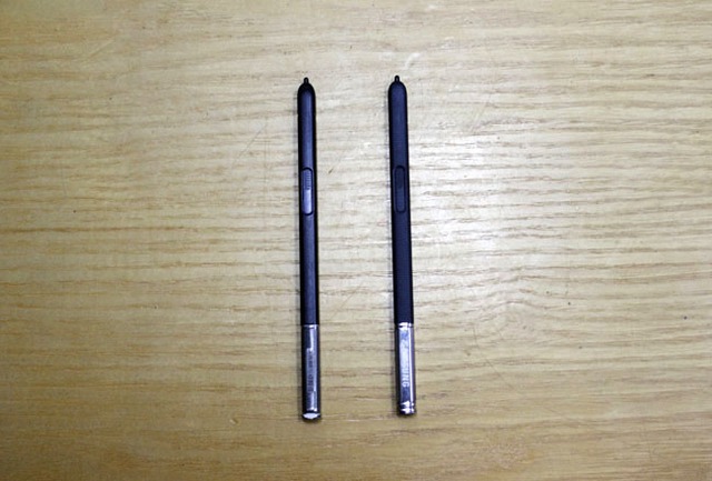 So sánh bút S-Pen của Galaxy Note 3 (trái) và Note 4 (phải). Không có nhiều sự khác biệt giữa 2 phụ kiện này.