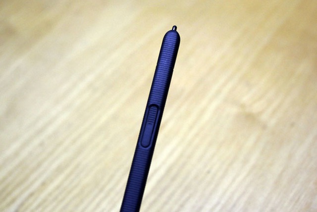 Nhưng nhìn kỹ hơn, có thể thấy bút S-Pen của Note 4 có thêm những đường viền ngang dọc theo chiều dài thân nhằm giúp người dùng ma sát tốt hơn khi cầm bút trên tay. 