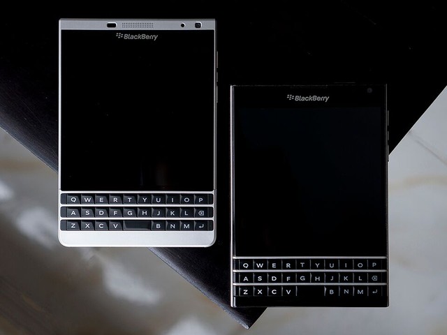 Blackberry Passport Silver Edition và chiếc Passport truyền thống