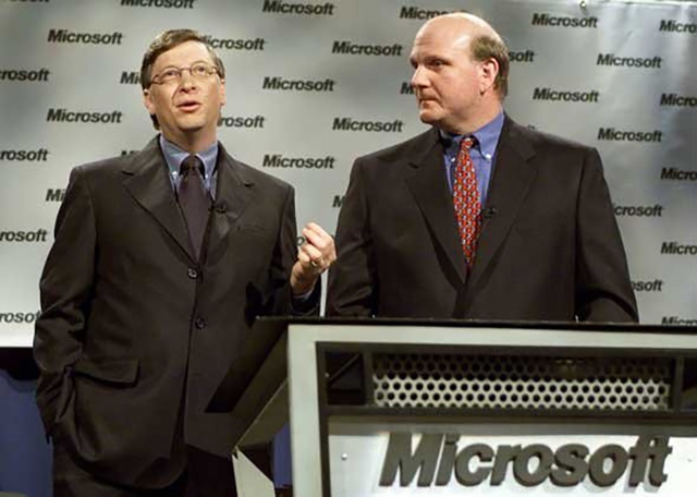  Bill Gates nhường ghế CEO cho Steve Ballmer vào năm 2001. 