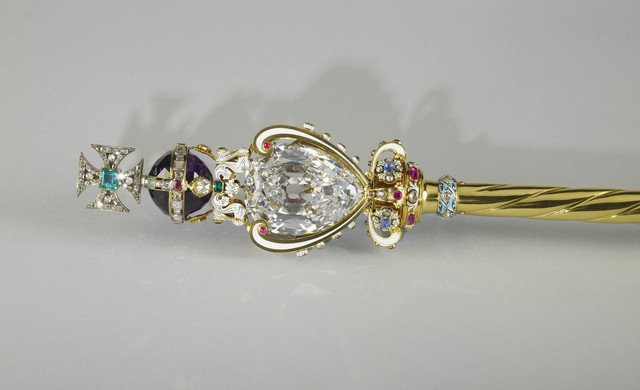 Viên kim cương lớn nhất là Cullinan II được gắn trên vương trượng của vua Anh.