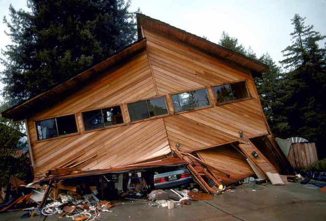 Một căn nhà gỗ không bị sập hoàn toàn sau vụ động đất.