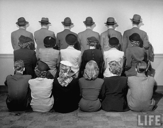 Ảnh chụp lưu niệm của các thám tử, họ quay lưng lại để không bị lộ danh tính (năm 1948).