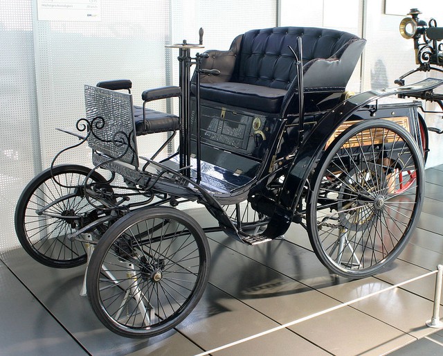 Chiếc ô tô đầu tiên được sản xuất hàng loạt do Carl Friedirch Benz phát minh.