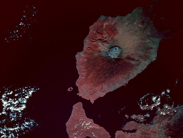 Núi lửa Tambora là một núi lửa trên đảo Sumbawa , Indonesia. Ảnh chụp vệ tinh.