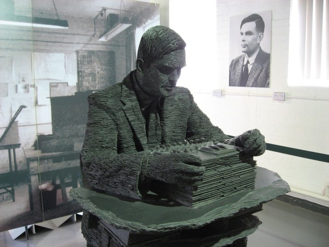 Alan Mathison Turing là nhà toán học, logic học và mật mã học. Ông có đóng góp rất lớn trong ngành khoa học máy tính và giải mã.