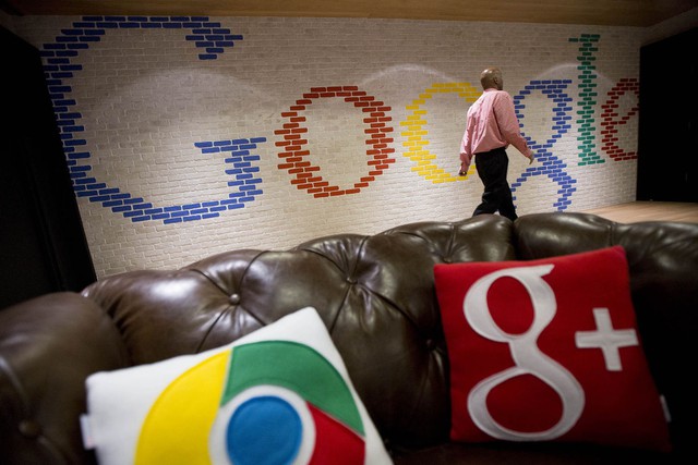</p></div><div></div></div><p> </p><p>Một người đàn ông đi qua một dấu hiệu Google sơn trong khu vực tiếp tân của văn phòng của Google ở ​​Washington, DC, ngày 15 tháng bảy năm 2014. </ P> 