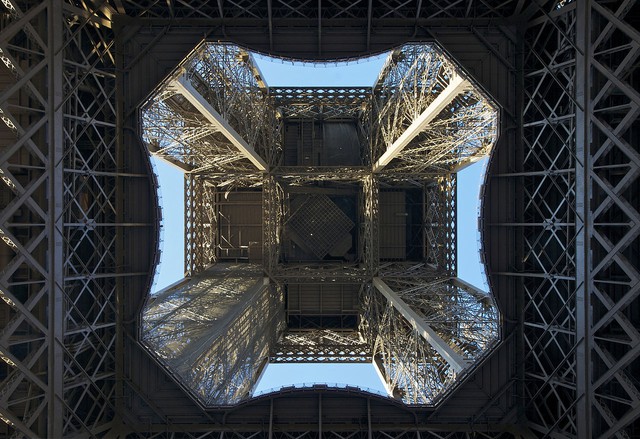 Tháp Eiffel nhìn từ bên dưới lên.