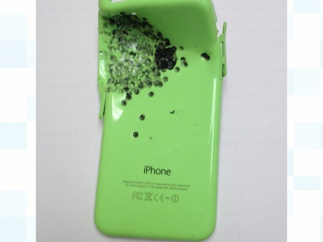 Chiếc iPhone 5C lãnh trọn số đạn và cứu sống anh Daniel Kennedy.