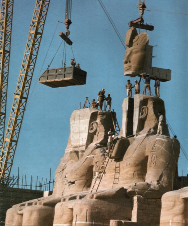 Bức tượng vua Ramses được tháo dỡ từng phần để di chuyển ra nơi khác (năm 1967).