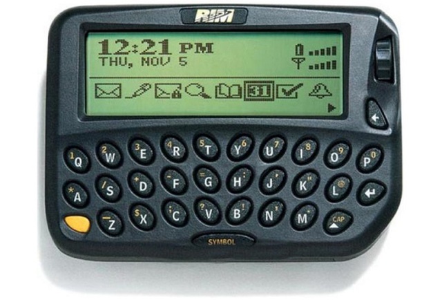 Vào ngày 19/1/1999, chiếc điện thoại BlackBerry đầu tiên chạy... pin tiểu ra mắt. Ở tuổi 16, BlackBerry đã xa rời thời đại hoàng kim với trị giá 80 tỷ USD nhưng đã thoát khỏi tình cảnh sống dở chết dở để trở lại mạnh mẽ với chiếc Passport.