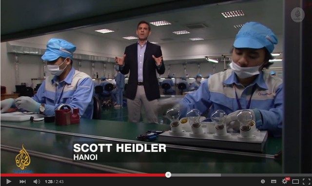 Phóng viên Scott Heidler của Al Jazeera đang tường thuật từ một nhà máy sản xuất smartphone ở Việt Nam