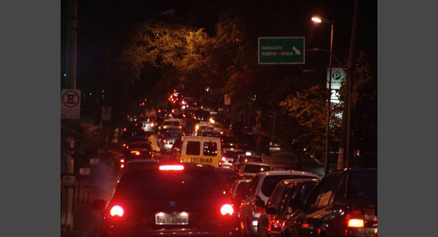 Với khoảng 1.000 xe ô tô mới tham gia vào đường mỗi ngày, nó không có gì ngạc nhiên khi Sao Paulo, thành phố lớn nhất của Brazil, là tiếng xấu cho giao thông khủng khiếp của nó: Tắc nghẽn trong và xung quanh trung tâm thành phố trong giờ cao điểm thường xuyên bao gồm 112 dặm. Nhưng vào một buổi tối thứ tư trong tháng 6 năm 2009, hành khách thiết lập một kỷ lục mới của địa phương, bao gồm một phần ba của những con đường thành phố với một thu thập thông bumper-to-bumper trải dài 180 dặm. Cư dân đã trở nên quen với việc đi làm, một số khó chịu khi cạo râu trong xe của họ, khác đón ngày-nhưng nó không tốt cho tinh thần và cũng cho các doanh nghiệp (giá giao hàng trong thành phố là rất cao). Kinh doanh máy bay trực thăng của Sao Paulo, mặc dù là đang bùng nổ. Ở trên, một đi làm điển hình ở Sao Paulo. 