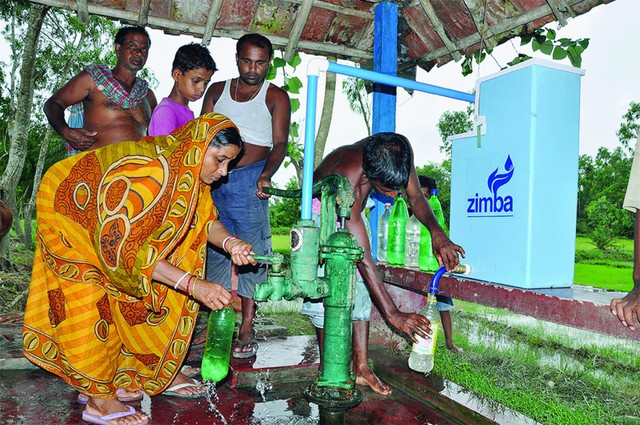 1. Hệ thống khử trùng tự động của Zimba có thể lắp đặt ở những vòi nước và máy bơm công cộng, với khả năng làm sạch không dưới 8.000 lít nước. Điều tuyệt vời nhất, hệ thống này không cần chạy điện, cực kỳ bền vững và dễ lắp đặt. Hiện tại thiết bị này đang được thử nghiệm tại Ấn Độ, Bangladesh và Nepal.