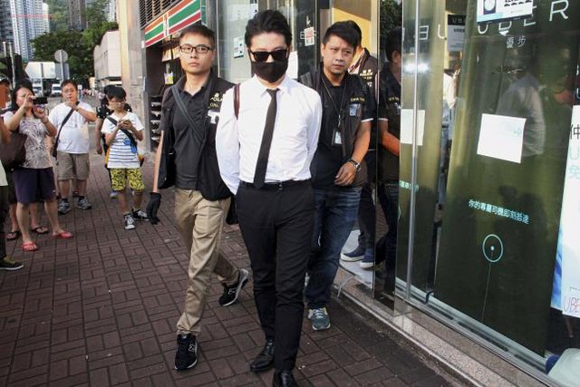 Một nhân viên tại văn phòng Uber Hong Kong bị cảnh sát dẫn về trụ sở nhằm hỗ trợ việc điều tra.