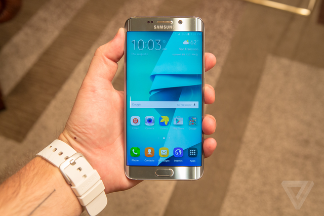 Samsung cho biết S6 Edge được trang bị màn hình Super AMOLED 5,7 inch, độ phân giải Quad HD (2.560 x 1.440 pixel) mật độ điểm ảnh 518 ppi, tích hợp vi xử lý lõi 8 (4 lõi 2,1 GHz, 4 lõi 1,5 GHz), 64 bit sản xuất trên công nghệ dây chuyền 14 nm, có thể là chipset Exynos.