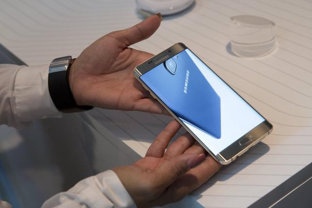 Chiếc Galaxy S6 edge Plus vừa mới ra mắt được Samsung kỳ vọng sẽ giúp vực dậy tình hình kinh doanh của công ty.