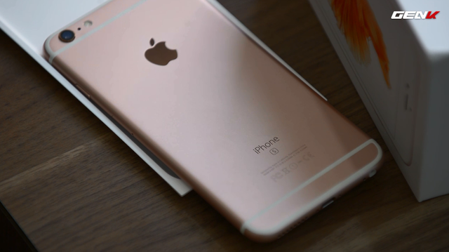  Cách đây khoảng 1 tuần, iPhone màu vàng hồng đang trở thành từ khóa gây sốt tại thị trường Việt Nam 