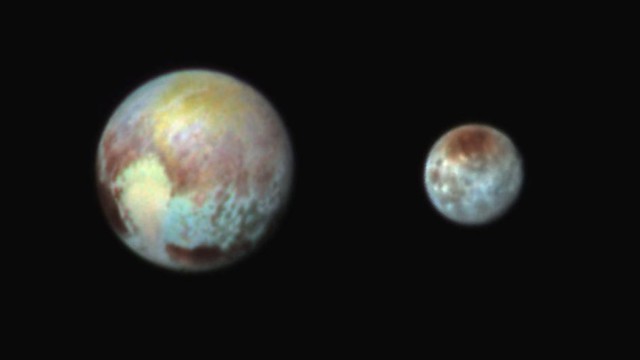 Hình ảnh của Plutp và Charon trong màu giả vào ngày 13 tháng bảy năm 2015