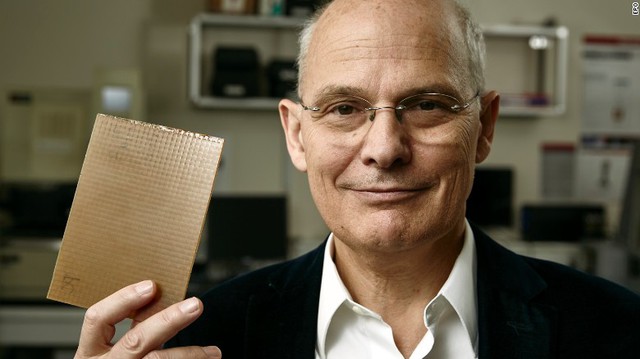 Khoa học vật liệu đoạt giải thưởng Dr. Ludwik Leibler đã phát minh ra vitrimers - nhựa có thể tự sửa chữa.