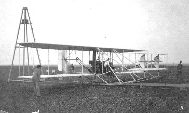 Chiếc máy bay đầu tiên trên thế giới có thể cất cánh, được chế tạo bởi anh em nhà Wright.