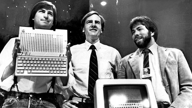Steve Jobs bên trái, Ronald Wayne và Steve Wozniak bên phải.