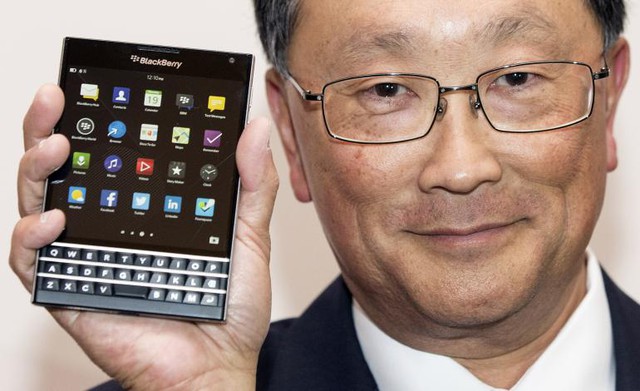 CEO John Chen đã rất nỗ lực nhưng chưa thể vực dậy mảng kinh doanh điện thoại.