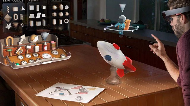 HoloLens mới là quân cờ chính của Microsoft.