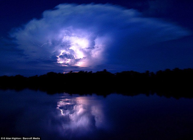 The storms have become a symbol for the people of Venezuela and they are referenced in the epic poem La Dragontea by Lope de Vega