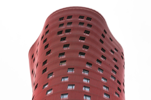 Khách sạn Porta Fira với sắc đỏ và những đường nét thiết kế độc đáo sẽ là nơi diễn ra những hoạt động chính của sự kiện MWC trong năm nay.