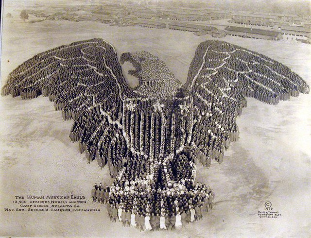 12.500 cán bộ và binh lính tại Gordon xếp thành biểu tượng con đại bàng (năm 1918).