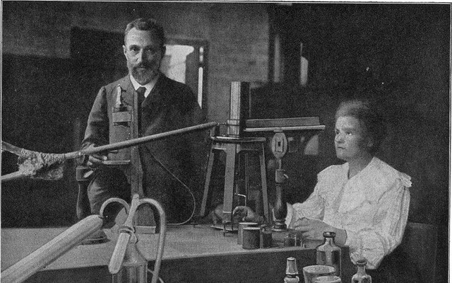 Vợ chồng nhà vật lý Marie Curie phát hiện ra chất phóng xạ radium và đã được nhận giải thưởng Nobel vật lý với những phát hiện về chất phóng xạ của mình.