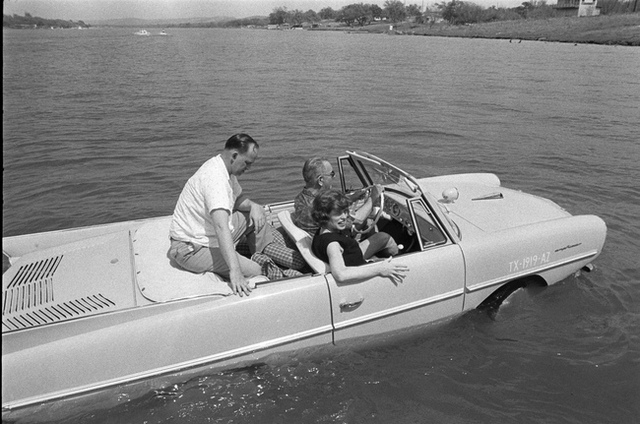 Tổng thống Lyndon B. Johnson lái chiếc xe có khả năng lội nước (năm 1965).