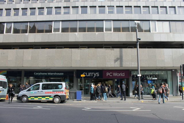 Đây là Currys PC World, một hãng bán lẻ điện tử có tiếng của Anh và cửa hàng của Google ở bên trong.