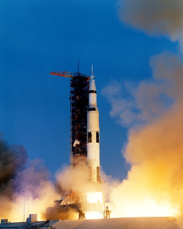 Tàu vũ trụ Apollo 13 được phóng lên Mặt trăng.