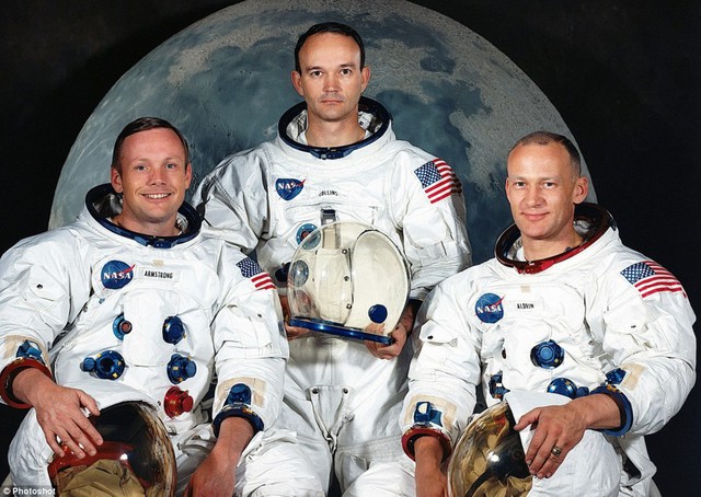3 phi hành gia từ trái qua phải là Armstrong, Collins, Aldrin.